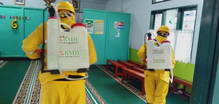 Petugas BMH Perwakilan Sulawesi Selatan melakukan aksi penyemprotan disinfektan untuk mencegah penyebaran virus Corona.