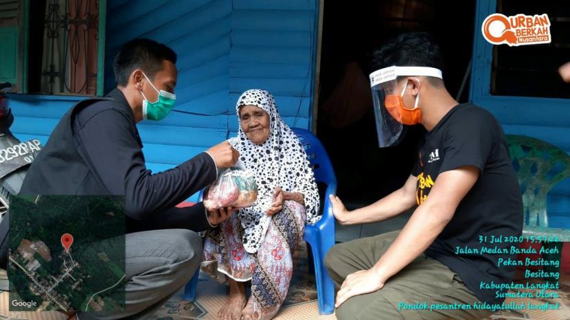 Petugas BMH Perwakilan Sumatera Utara menyerahkan daging kurban kepada warga dhuafa di Kabupaten Langkat.