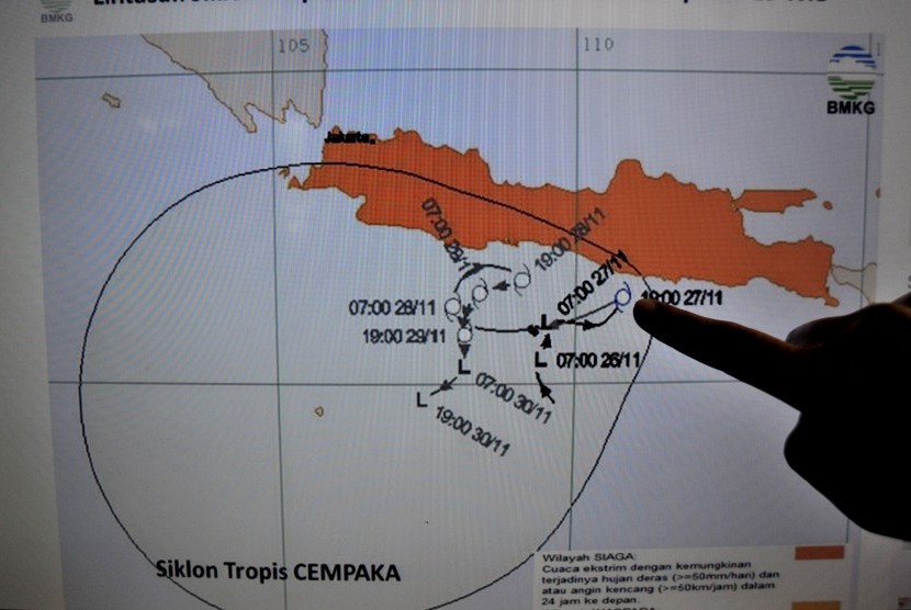 Petugas BMKG (Badan Meteorologi, Klimatologi dan Geofisika) menunjuk area pergerakan badai Siklon Tropis Cempaka di Laboratorium BMKG Banten, di Serang. (ilustrasi)