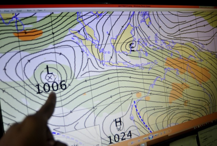 Petugas BMKG (Badan Meteorologi, Klimatologi dan Geofisika) menunjuk peta sebaran awan dan potensi hujan.