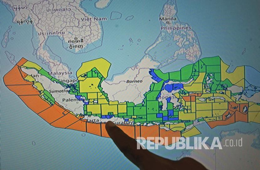 Petugas BMKG (Badan Meteorologi Klimatologi dan Geofisika) menunjuk peta potensi gelombang tinggi hasil penginderaan Satelit Palapa C2 di Laboratorium BMKG Serang, Banten, Ahad (28/6/2020). Pihak BMKG merilis peringatan dini gelombang tinggi 4-6 meter yang berpotensi terjadi di Samudera Hindia, Perairan Lampung, Selatan Jawa hingga Sumba, Selat Lombok-Bali, Laut Ambon dan Laut Arafura akibat tekanan rendah di sepanjang daerah tersebut yang memicu sirkulasi siklonik angin kencang serta gelombang tinggi. 