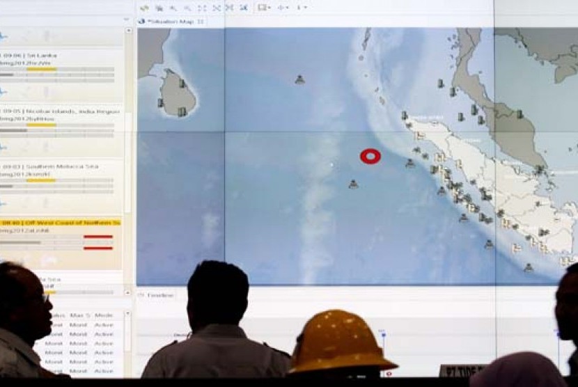 Petugas BMKG berkoordinasi dan memantau gempa yang terjadi di Aceh melalui layar monitor lokasi pusat titik gempa di kantor BMKG, Jakarta, Rabu (11/4). 
