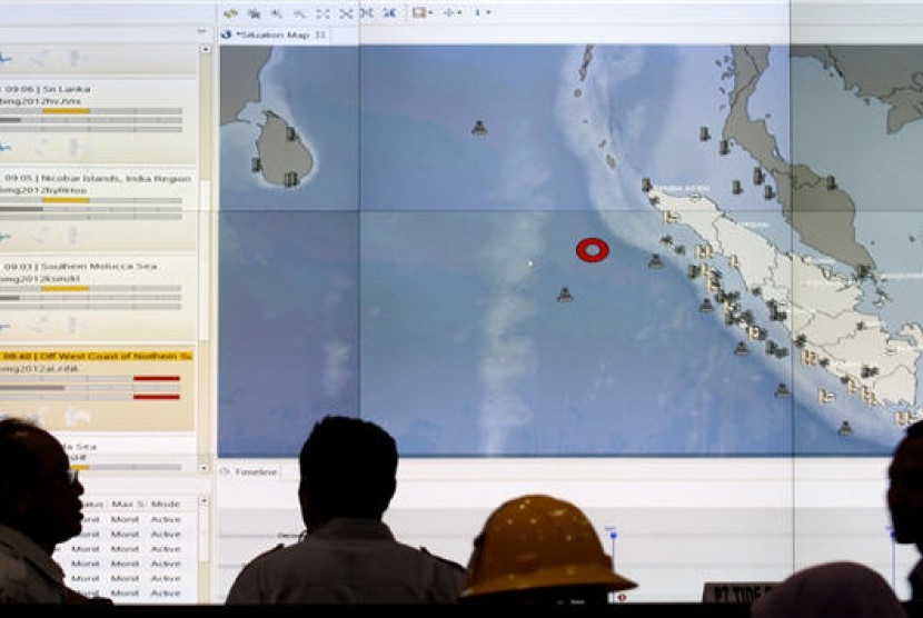 Petugas BMKG berkoordinasi memantau pusat titik gempa Simeulue melalui layar monitor di kantor BMKG, Jakarta, Rabu (11/4). 