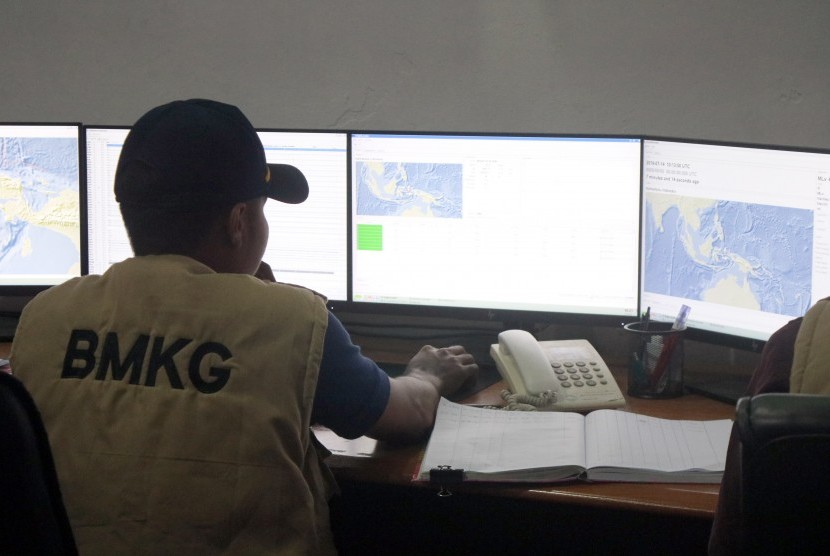 Petugas BMKG memantau perkembangan gempa (ilustrasi).Sebanyak dua kali kejadian gempa yang bersumber di Sukabumi terjadi pada Selasa (28/7). Namun guncangan gempa tersebut sebagian besar tidak dirasakan oleh warga.