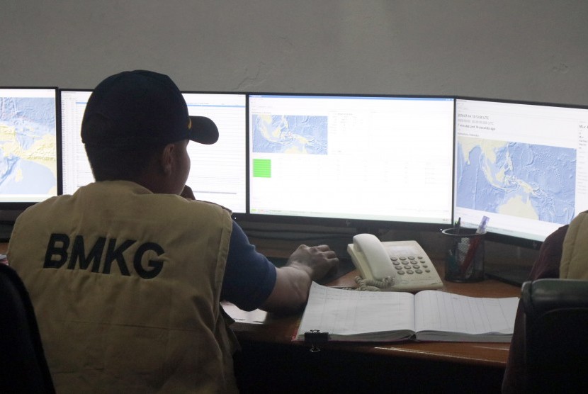 Petugas BMKG memantau perkembangan gempa (ilustrasi). Gempa bermagnitudo 6,0 terjadi di kedalaman 10 kilometer dan jarak 132 kilometer di timur laut Kabupaten Tuban, Jawa Timur, Jumat (22/3/2024).