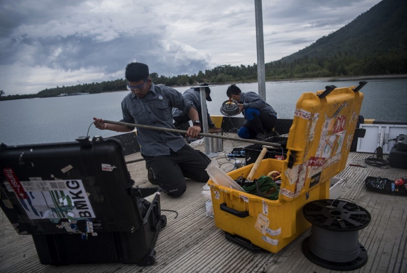 Petugas BMKG memasang alat pengukur ketinggian air atau water level saat berlangsung erupsi Gunung Anak Krakatau (GAK) di Pelabuhan Pulau Sebesi, Lampung Selatan, Lampung.