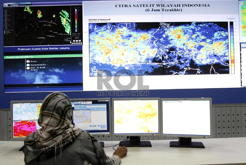  Petugas BMKG mengamati citra satelit di Ruang Operasional Metereologi, Kemayoran, Jakarta Pusat, Senin (5/11).     (Adhi Wicaksono)