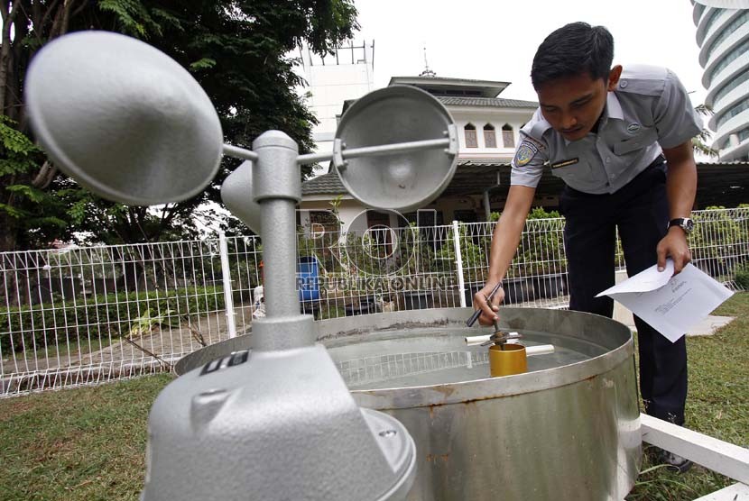   Petugas BMKG mengecek tingkat penguapan air menggunakan alat evaporimeter di Stasiun Meteorologi 745, Kemayoran, Jakarta Pusat, Senin (5/11).    (Adhi Wicaksono)