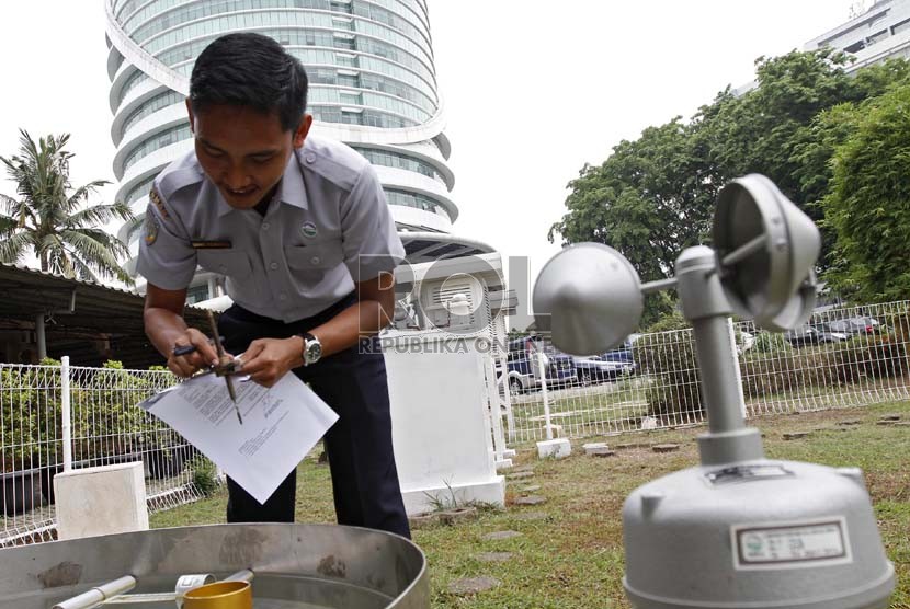   Petugas BMKG mengecek tingkat penguapan air menggunakan alat evaporimeter di Stasiun Meteorologi 745, Kemayoran, Jakarta Pusat, Senin (5/11).    (Adhi Wicaksono)