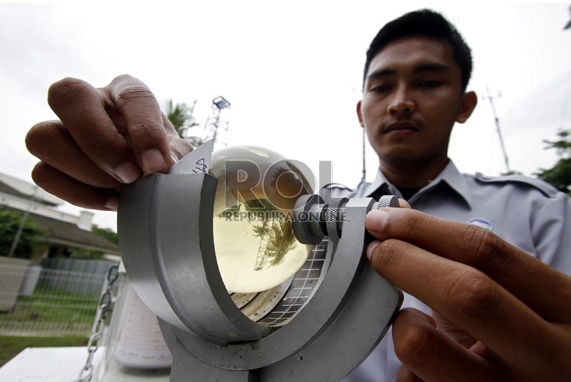  Petugas BMKG mengecek tingkat radiasi matahari menggunakan alat camblestok di Stasiun Meteorologi 745, Kemayoran, Jakarta Pusat, Senin (5/11). (Adhi Wicaksono)