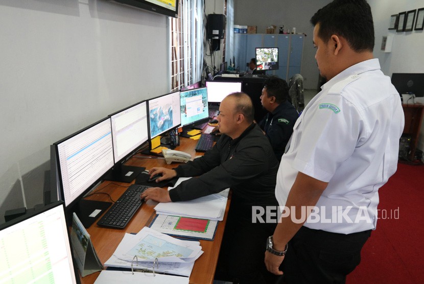 Petugas BMKG Stasiun Geofisika Ambon memantau perkembangan gempa bumi yang mengguncang Maluku Tengah.