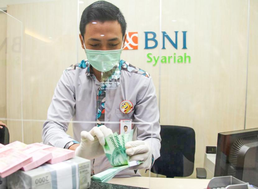 Bank Indonesia (BI) mewajibkan seluruh transaksi kartu kredit di merchant mesin Electronic Data Capture (EDC) Indonesia menggunakan PIN (Personal Identification Number) enam digit per 1 Juli 2020.