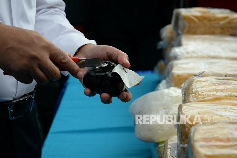  Petugas BNN menunjukan barang bukti saat pemusnahan barang bukti narkoba jenis sabu di kantor BNN, Jakarta, Senin (24/10).  (Republika/Prayogi)