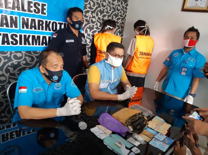 Petugas BNNK Tasikmalaya menunjukan barang bukti berupa 1 kilogram ganja dan 2 gram sabu-sabu, saat konferensi pers, Selasa (7/7).