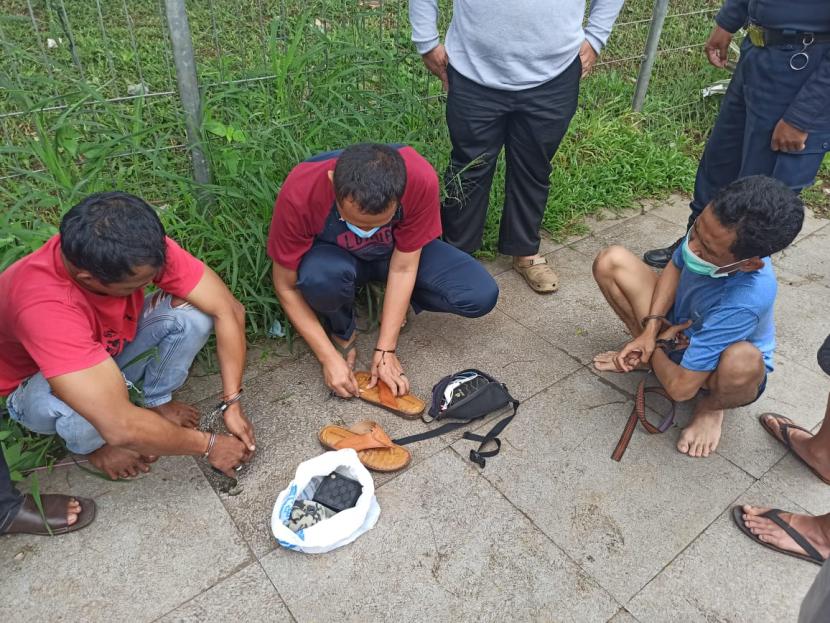 Petugas BNNP Jabar saat membongkar sandal kulit berisi sabu.