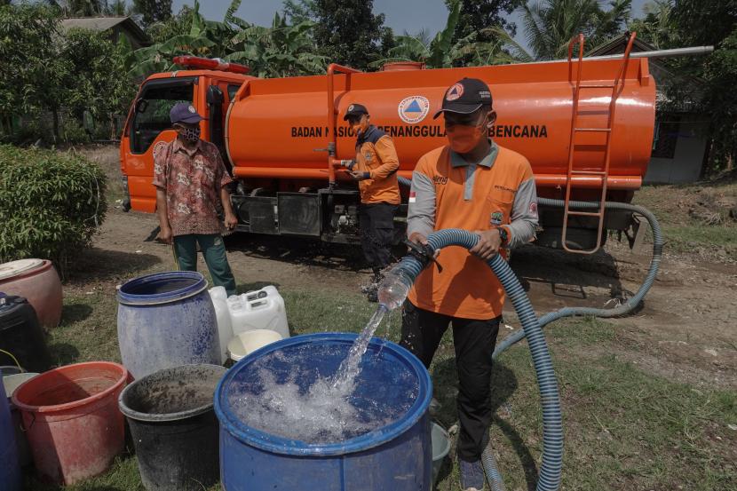 Petugas BPBD memberikan bantuan air bersih bagi warga (ilustrasi)