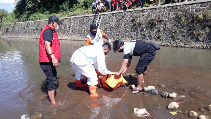 Petugas BPBD dibantu warga mengevakuasi seorang anak yang tenggelam di Sungai Cimanuk (Ilustrasi)