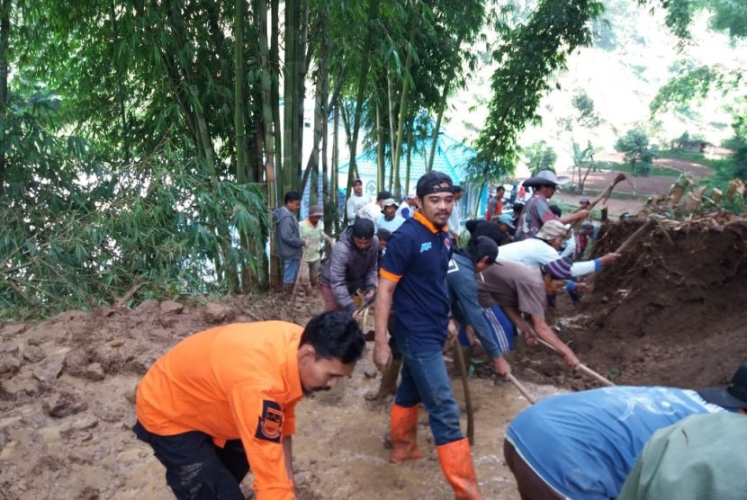 Longsor Timbun Jalan Alternatif di Bandung Barat 