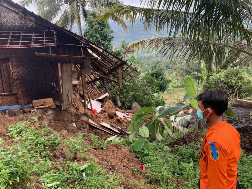 Petugas BPBD Kabupaten Bogor di lokasi kejadian keretakan dan pergeseran tanah di Desa Sukawangi, Kecamatan Sukamakmur, Kabupaten Bogor. 