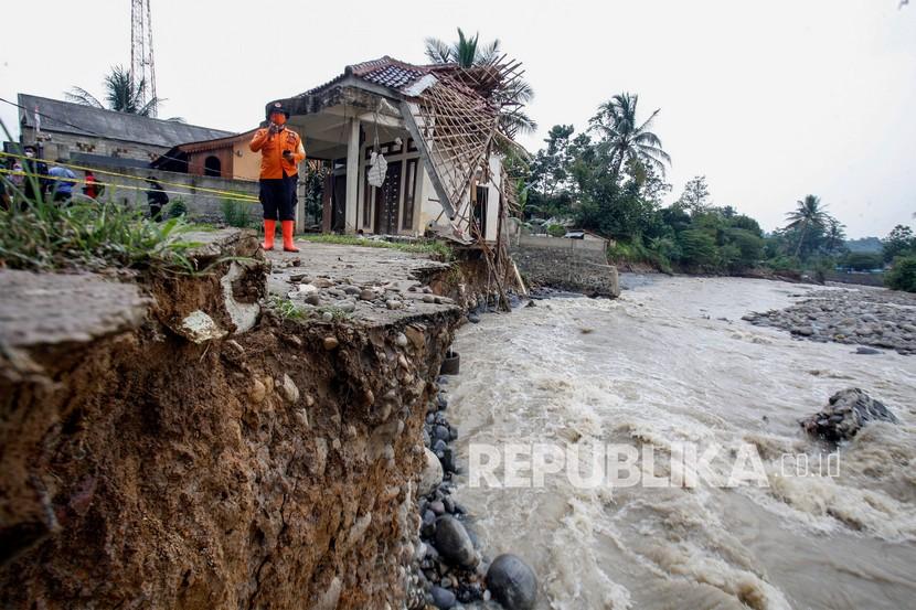 Bangunan rusak karena diterjang banjir bandang akibat aliran Sungai Cidurian meluap di Desa Kalong Sawah, Kecamatan Jasinga, Kabupaten Bogor, Jawa Barat, Selasa (7/9/2021). 