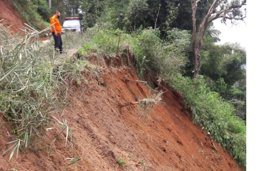 Petugas BPBD Kabupaten Cianjur mengecek pergerakan tanah di wilayah Desa Rawabelut, Kecamatan Sukaresmi. 