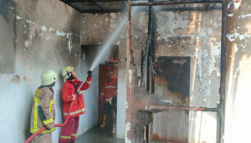 Petugas BPBD Kabupaten Tangerang berusaha memadamkan api yang membakar salah satu perumahan (ilustrasi).
