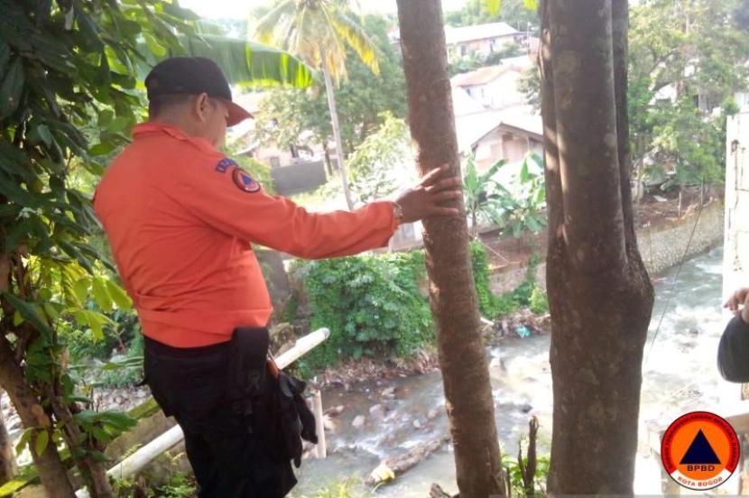 Petugas BPBD Kota Bogor, Jawa Barat saat meninjau okasi longsor di daerahnya dampak hujan deras pada Kamis (30/11/2023) sore.