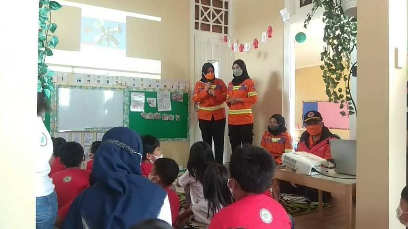 Petugas BPBD Kota Sukabumi tengah mengedukasi anak terkait kesiapsiagaan menghadapi bencana di sekolah pada September 2022 lalu dan memetakan daerah rawan bencana (Ilustrasi).