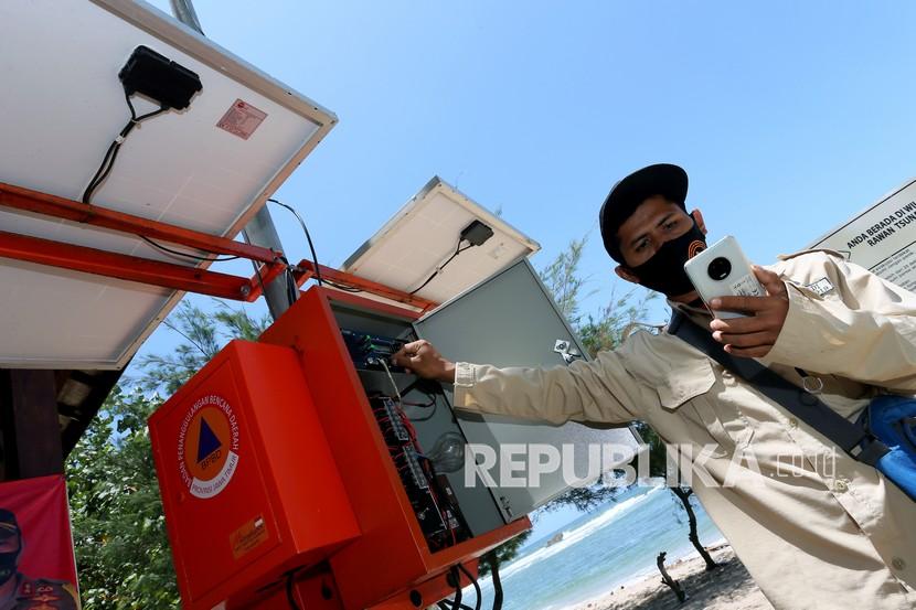 Petugas BPBD mengecek alat peringatan dini gelombang tsunami, Early Warning System (EWS) (ilustrasi)