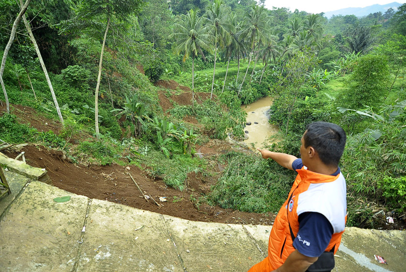 Petugas BPBD meninjau lokasi longsor yang terjadi minggu (20/11) siang di Desa Nyalindung, Kampung Tonjong, Kecamatan Cipatat, Kabupaten Bandung Barat, Selasa (22/11). 