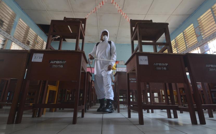 Petugas BPBD Padang menyemprotkan disinfektan di SMPN 10 Padang, Sumatera Barat, Selasa (16/2/2021). Penyemprotan disinfektan dilakukan di sekolah tersebut setelah ditemukan dua guru terkonfirmasi positif COVID-19 dan selanjutnya untuk sementara sekolah ditutup.