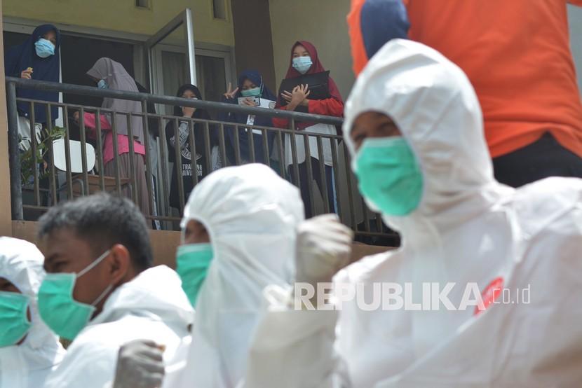 Petugas BPBD Padangpanjang melakukan penyemprotan disinfektan di asrama SMAN 1 Sumatra Barat, di Kota Padangpanjang (ilustrasi)