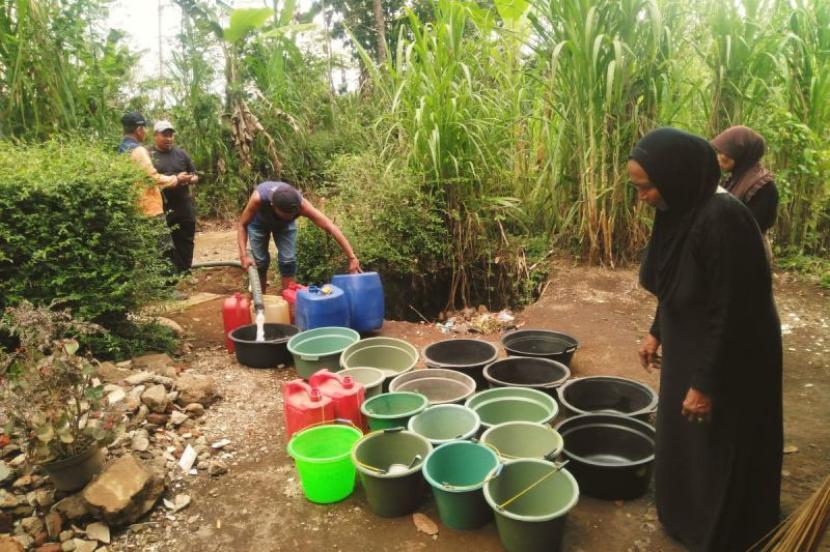 Petugas BPBD Probolinggo mendistribusikan air bersih di salah satu desa yang terdampak krisis air bersih di kabupaten setempat, Ahad (5/11/2023). 