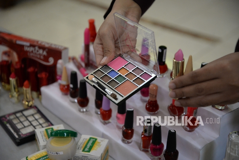Petugas BPOM menunjukan barang sitaan saat rillis kosmetika impor ilegal dan kosmetika mengandung bahan berbahaya di Kantor BPOM, Jakarta.