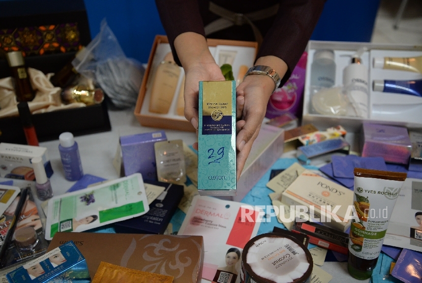 Petugas BPOM menunjukan barang sitaan saat rillis kosmetika impor ilegal dan kosmetika mengandung bahan berbahaya di Kantor BPOM, Jakarta, Selasa (6/12).