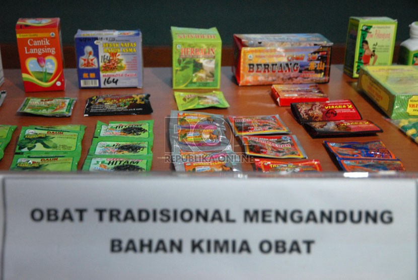 Petugas BPOM menunjukkan sejumlah obat tradisional yang mengandung bahan kimia Obat (OT-BKO) di gedung BPOM, Jakarta Pusat, Jumat (8/11).  (Republika/Rakhmawaty La'lang)