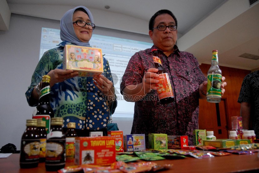 Petugas BPOM menunjukkan sejumlah obat tradisional yang mengandung bahan kimia Obat (OT-BKO) di gedung BPOM, Jakarta Pusat, Jumat (8/11).  (Republika/Rakhmawaty La'lang)