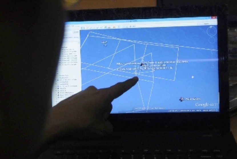 Petugas BPPT tunjukan titik koordinat black box AirAsia QZ8501 di Jakarta, Ahad (11/1),