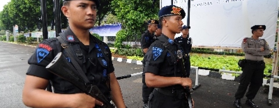 Petugas Brimob berjaga di pintu masuk saat acara KTT Bisnis Asean di Balai Sidang Jakarta, Kamis (5/5).