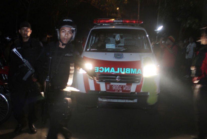 Petugas brimob mengawal mobil ambulan yang membawa polisi korban penembakan dari TKP penembakan polisi di Graha Raya, Pondok Aren, Tangerang Selatan, Jumat (16/8).