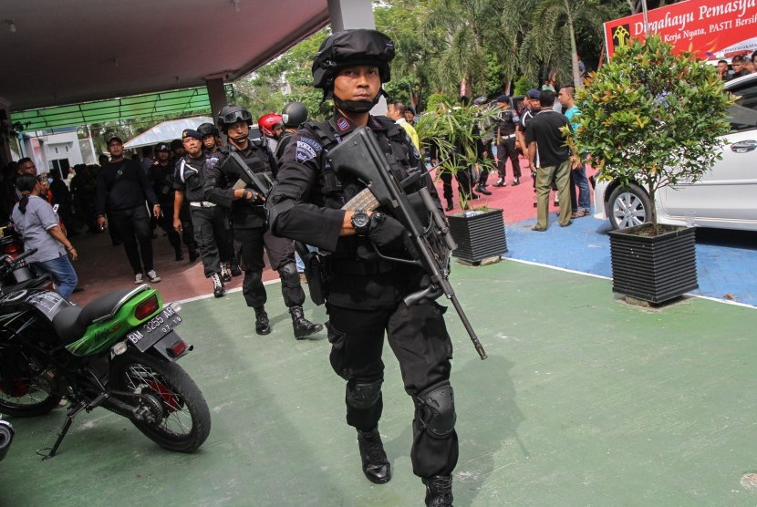 Petugas Brimob Polda Riau bersenjata lengkap berjaga di Rumah Tahanan Sialang Bungkuk Kelas IIB, Pekanbaru, Riau, Jumat (5/5). 