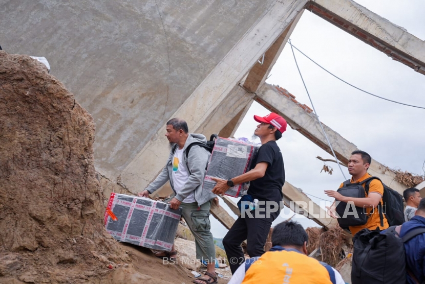 BSI dan BSI Maslahat Salurkan 78,7 Ton Bantuan untuk Penyintas Bencana di Sumatra