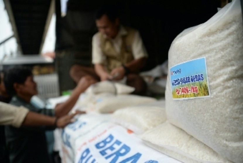 Petugas Bulog melakukan operasi basar beras di kawasan Pasar Jatinegara, Jakarta, Rabu (18/2).