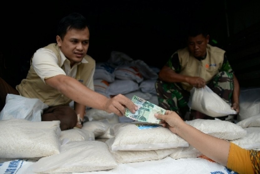 Petugas Bulog melakukan operasi pasar beras di kawasan Pasar Jatinegara, Jakarta Timur, Rabu (18/2).