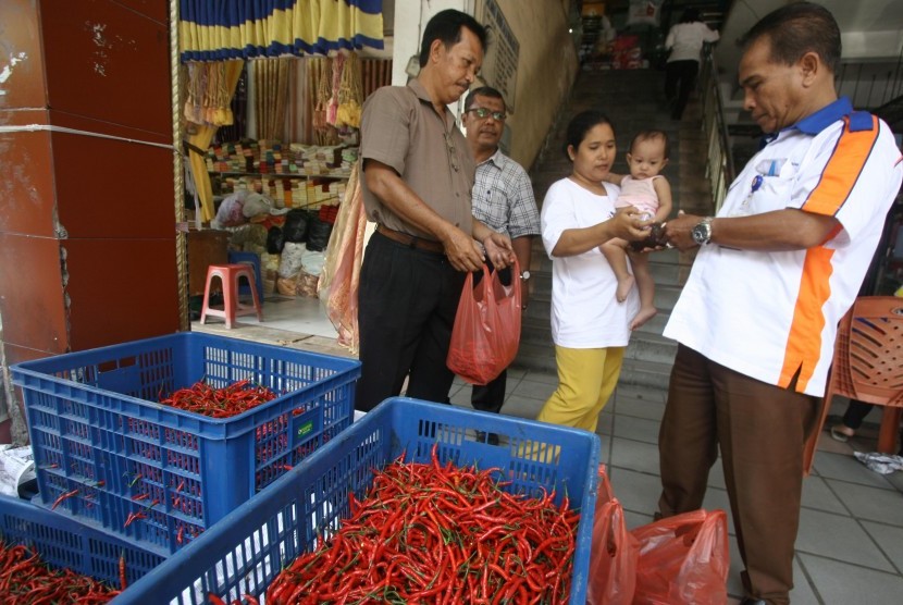 Operasi pasar cabai rawit (ilustrasi).