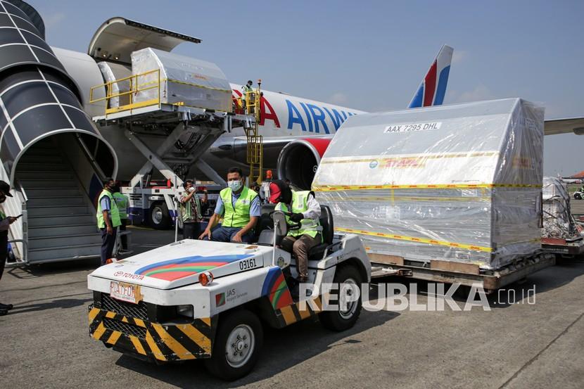 Petugas cargo membawa boks berisi vaksin COVID-19 Pfizer setibanya di Terminal Cargo Bandara Soekarno Hatta, Tangerang, Banten, Jumat (17/9/2021). Sebanyak 2,6 juta dosis vaksin COVID-19 Pfizer tiba di Indonesia yang dikirim melalui dua tahap melalui jalur Covax Facility.