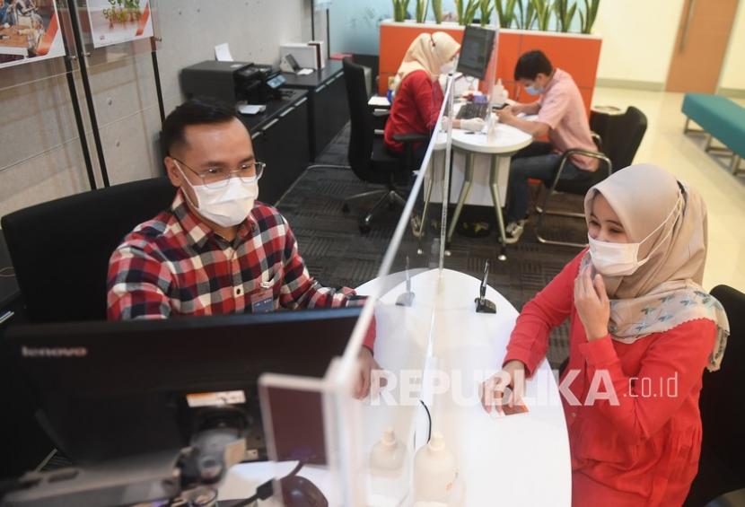 Petugas Customer Service melayani nasabah di Kantor Cabang BNI Mega Kuningan, Jakarta, Kamis (31/12/2020). Selama masa liburan Natal dan tahun baru BNI tetap mengoperasikan secara terbatas 201 outlet di seluruh Indonesia dengan tetap menerapkan protokol kesehatan.