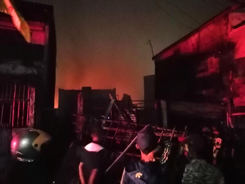 Petugas damkar berusaha memadamkan api di Tambora, Jakarta Barat, Selasa (11/8) malam WIB.