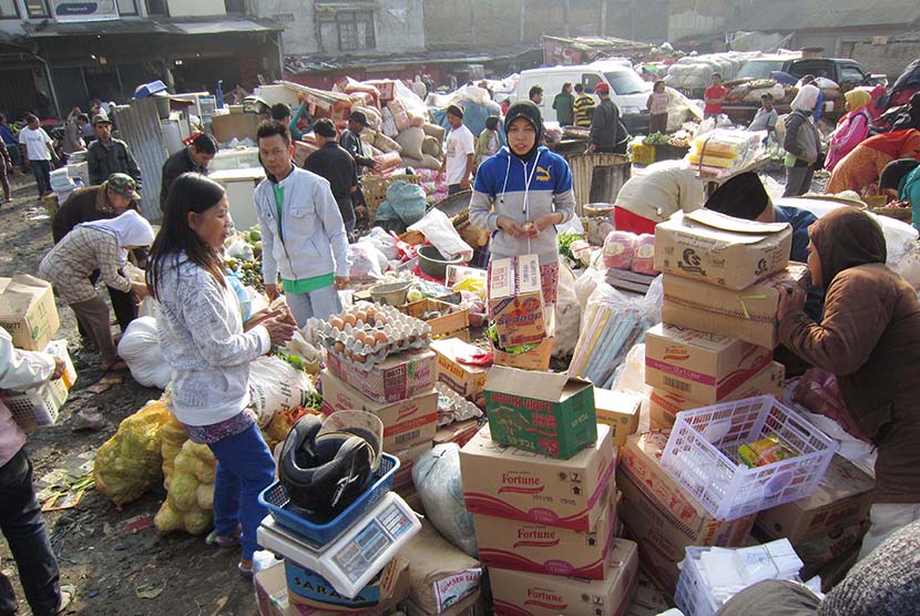  Pedagang yang berhasil menyelamatkan barang-barangnya tetap berjualan di lahan parkir belakang Pasar Lembang, Kabupaten Bandung Barat, yang hangus terbakar, Jumat (15/5). (Republika/Edi Yusuf)