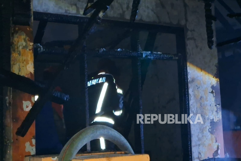 Petugas Damkar Kota Cimahi Tengah Memadamkan Api yang Membakar Rumah Tinggal di Kampung Kebon Kalapa, Kelurahan Setiamanah, Kecamatan Cimahi Tengah, Kota Cimahi, Jawa Barat, Selasa (2/9/2025).